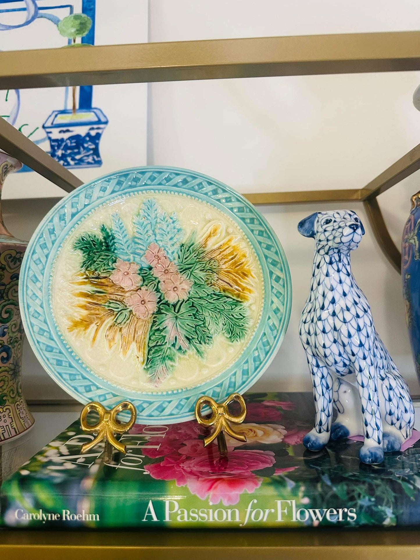 šø Iām in love with this majolica floral plate ā such a charming piece, perfect for adding a pop of color to any plate wall!
