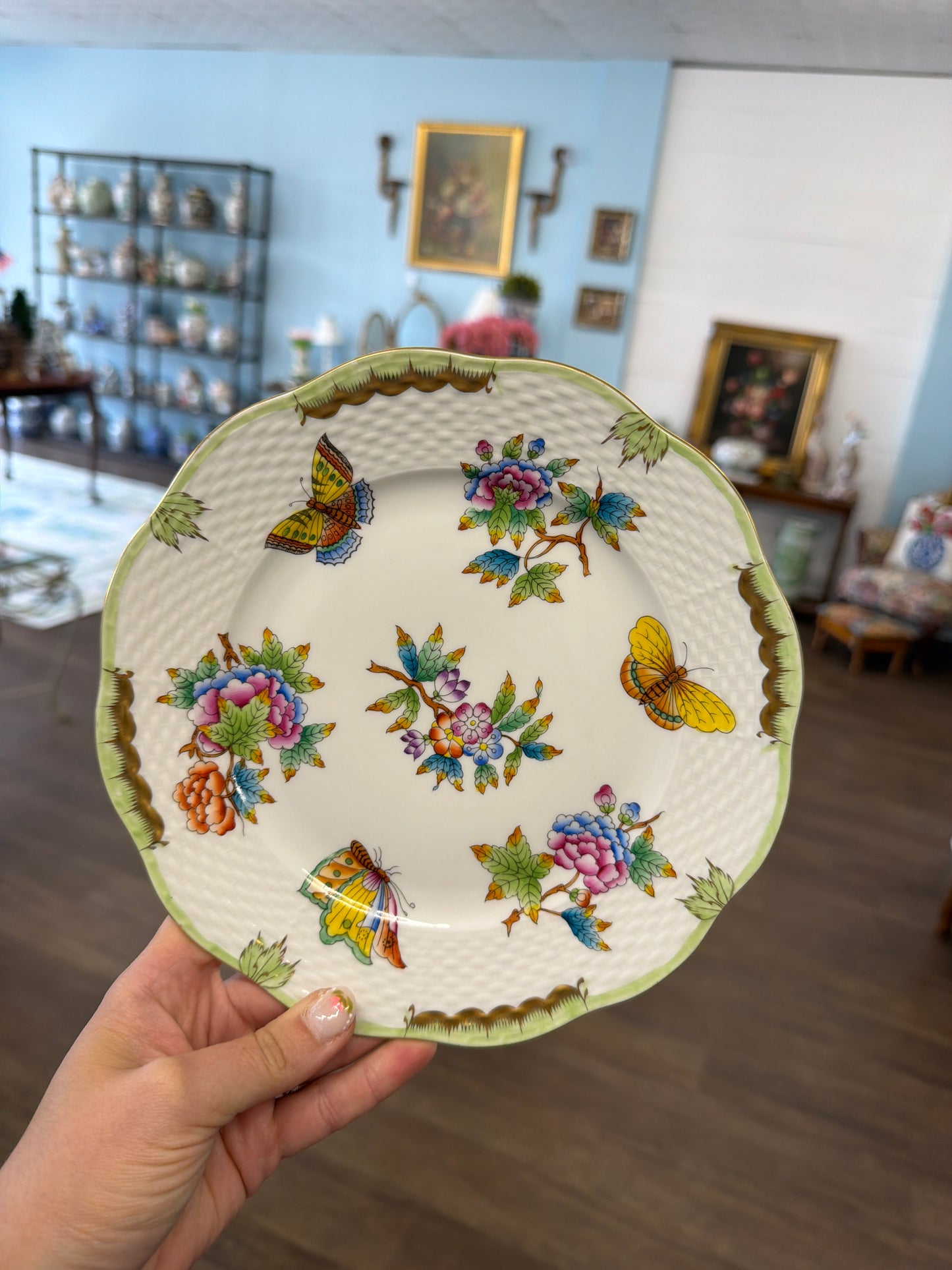 Herend Queen Victoria 8.25”