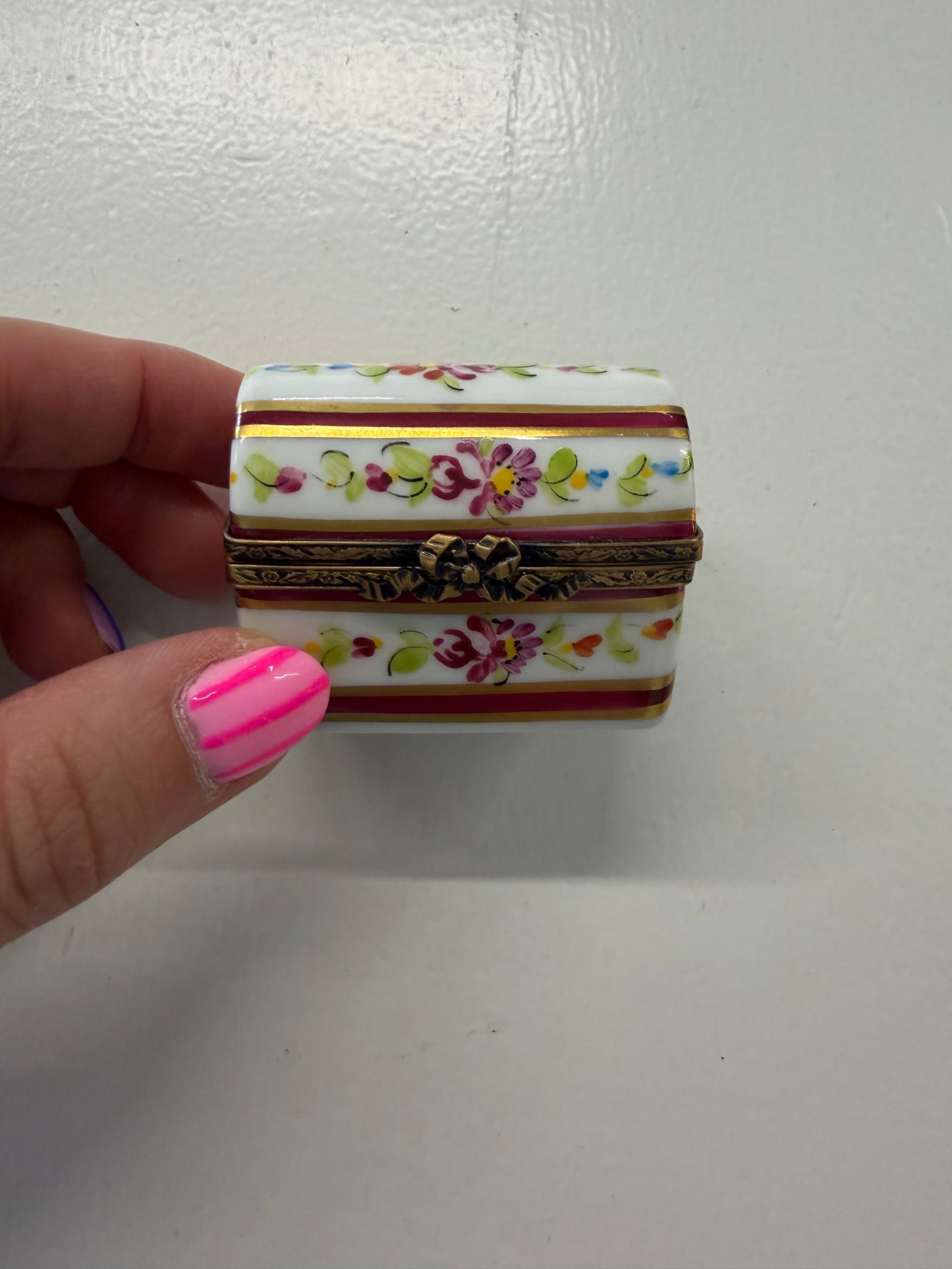 Limoges bow clasp trinket box