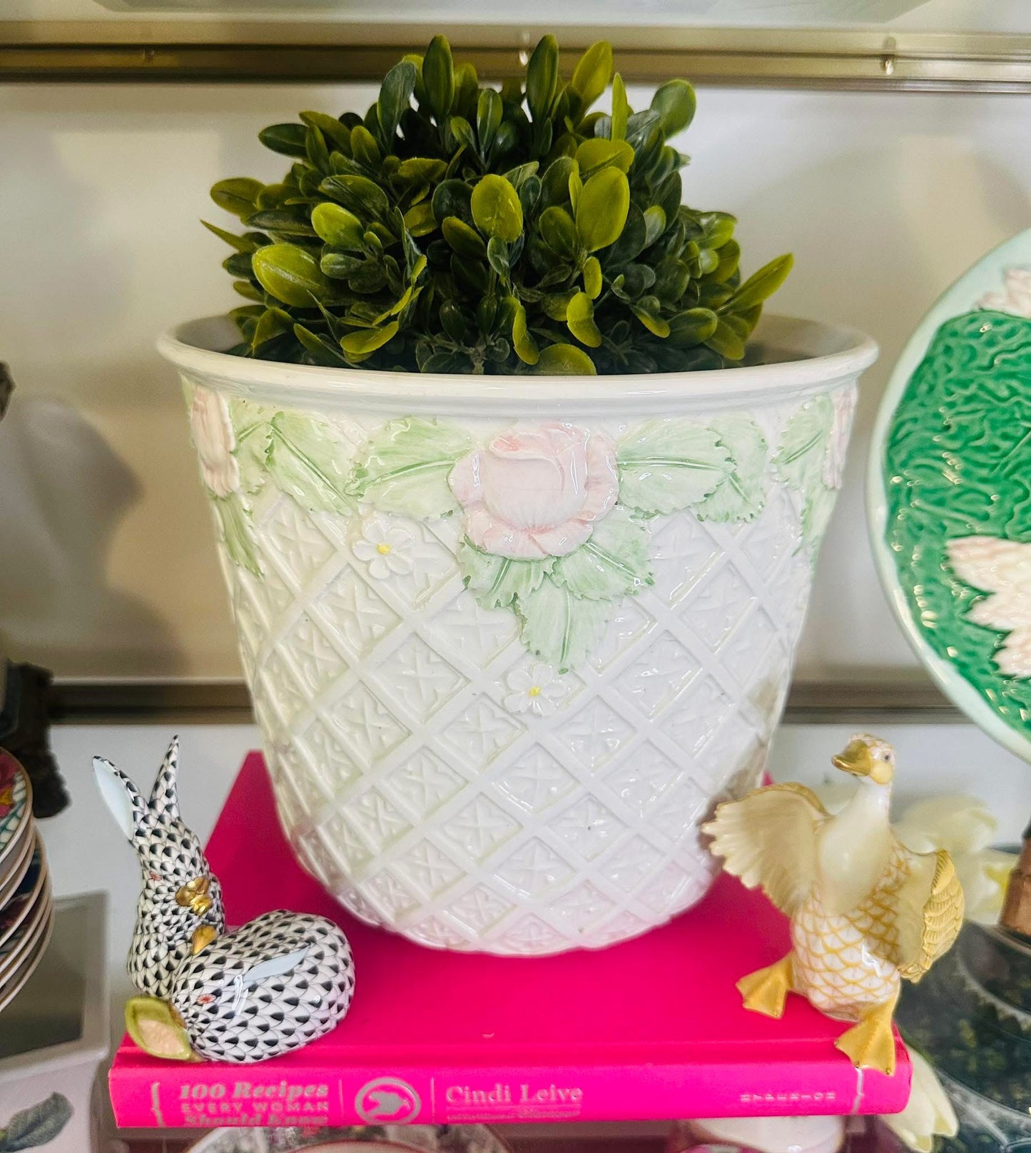 I’m obsessed with this Italian-made planter — so versatile and timeless, whether styled with mums in autumn or with a twinkling Christmas tree at Christmas 🌸🌸