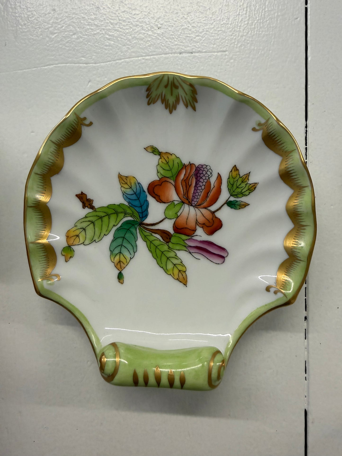Herend Queen Victoria Shell